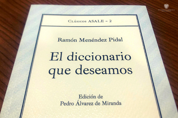 ASALEinforma's tweet photo. «El Diccionario [...] no ha de representar las palabras como disecadas, sino vivientes y en movimiento».

Esta cita pertenece a la obra de Ramón Menéndez Pidal «El diccionario que deseamos», incluida en la colección Clásicos ASALE: https://t.co/5qOIVRm5sn. https://t.co/1IkkBJoxBv