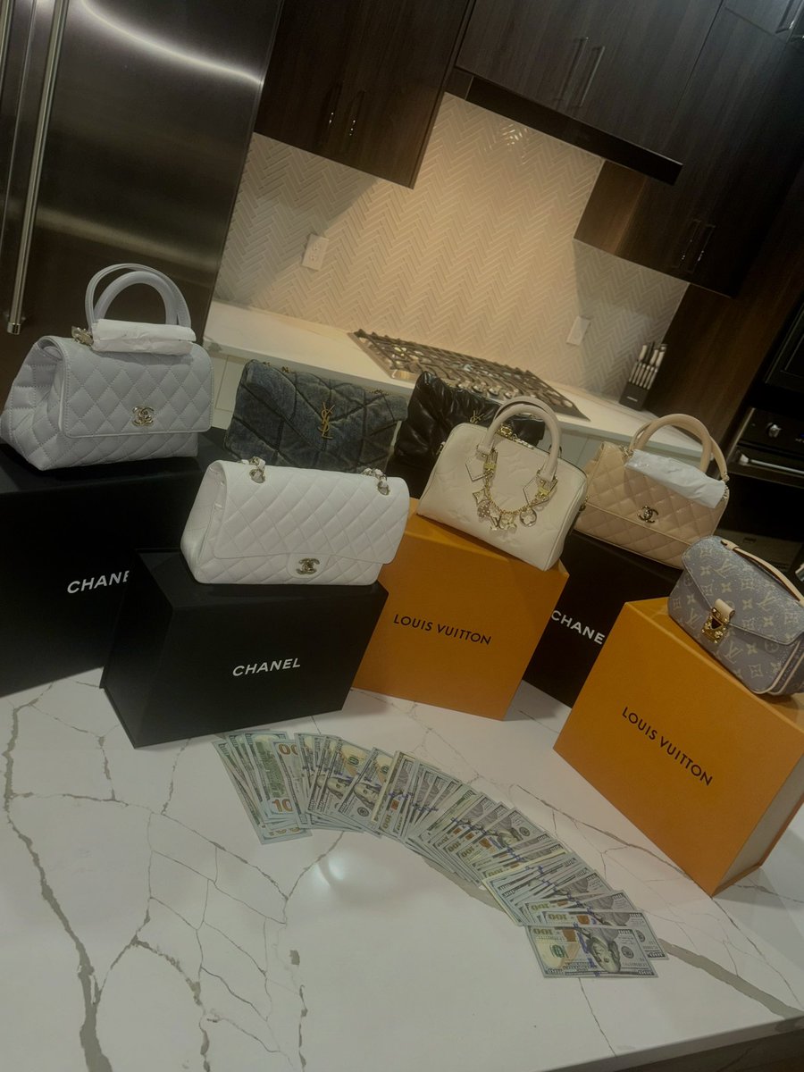 i don't mind spoiling a woman who spoils me 🖤❤️