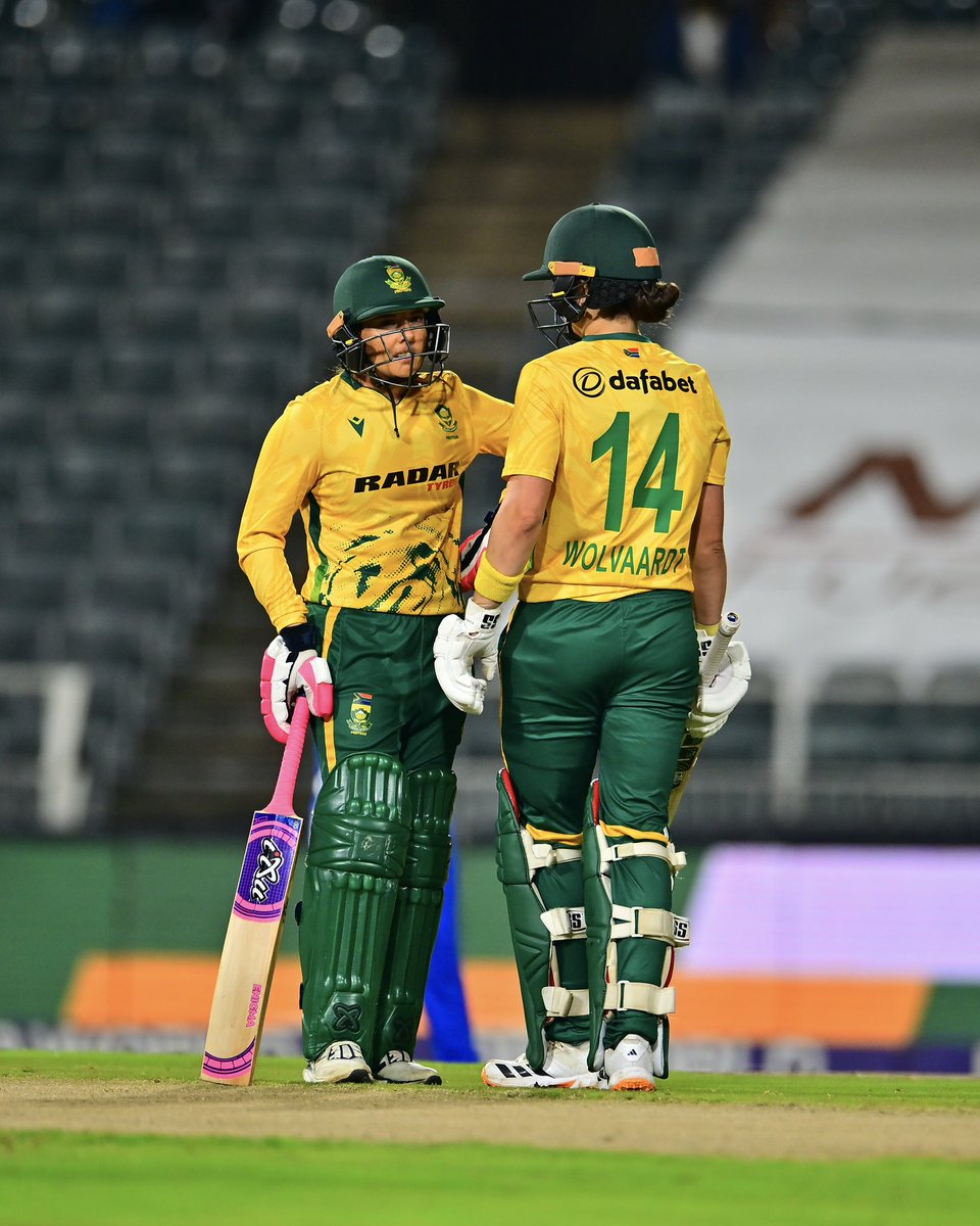 ProteasWomenCSA's tweet photo. Halfway Mark! 🕛

A second successive century stand between Wolvaardt and Luus has #TheProteas cruising at 115/0 after 10 overs. 😎💯

Now needing just 78 more runs to win from the remaining 60 balls. 🎯

#Unbreakable https://t.co/oDZbe26v2O