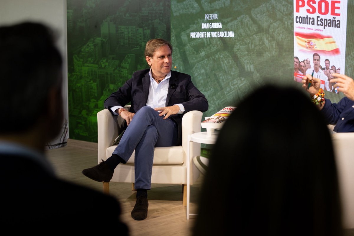 vox_barcelona's tweet photo. Éxito en la presentación del libro “El PSOE contra España” de @javiergarciaisac 

Gracias a todos por la asistencia masiva. https://t.co/ujlWatiTbT