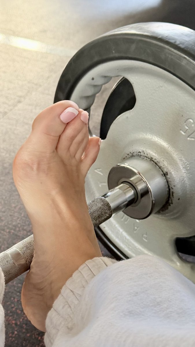 LalaCrete's tweet photo. @rt_feet Gym time- definitely not clean 😅😋 https://t.co/ewAuTwqEre