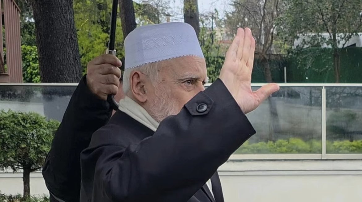 hedefvuslat's tweet photo. Her Mevsim Seninle Büyümek' Senin Çatının Altında Islanmamak' Sonra Her Mevsim Sana Gelmek' "Sırılsıklam" https://t.co/3Guvv6nVij