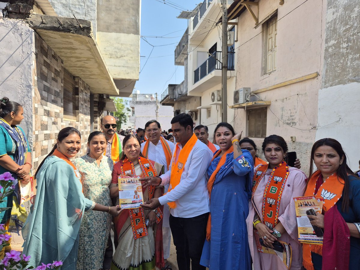જનસમર્થ ભાજપને, જનસમર્થ વિકાસને..

24 - સરઢવ જિલ્લા પંચાયત ભારતીય જનતા પાર્ટીના ઉમેદવાર શ્રી અજીતભાઈ કાંતિભાઈ પરમારના રૂપાલ ખાતે ડોર ટુ ડોર પ્રચારમાં જોડાઈને ભાજપને મત આપવા અનુરોધ કર્યો. સૌ લોકોનો ઉમળકો અને જનસમર્થ જોઈને ભાજપની જીત નિશ્ચિત છે.