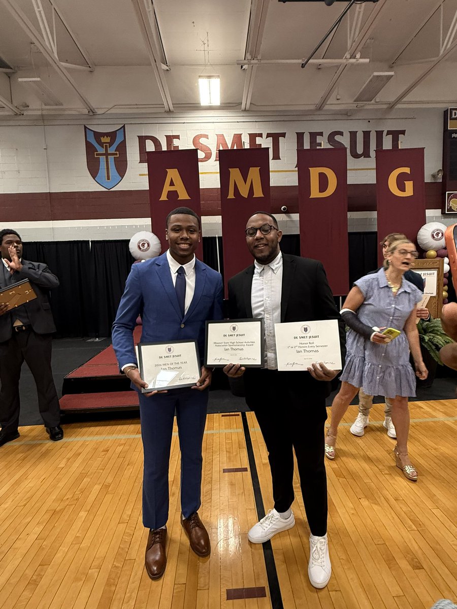 Coachbhogg's tweet image. Inspired.

Coaches… nobody tells you about the flowers that come with this. This is why we do it.

Ian Thomas @_IanThomas3 leaves De Smet Jesuit High School decorated on and off the court:

• 2026 “Men of the Year”
• Missouri State High School Activities Association