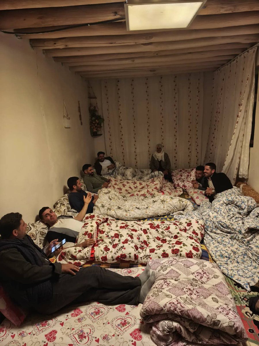 Eskiden herkesin ayrı odası yoktu kardeşlerimizle aynı odada yatardık ne güzeldi eskiler🥹