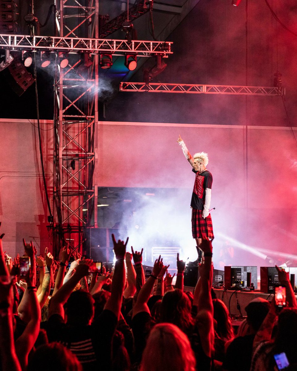dailysplace's tweet photo. Happy Birthday @machinegunkelly! 🎸🎤 https://t.co/33nxAPY0hT