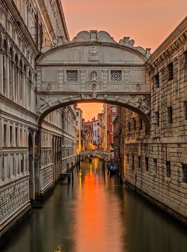 TravelDolce's tweet photo. Pure aesthetic.
#Venice #SunsetBridge #Italy https://t.co/feFA1CzloU