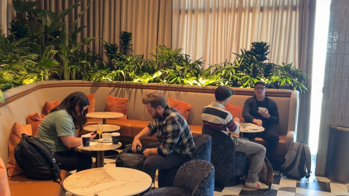 ucfoodietv's tweet image. Wednesday Premier:

Our Sneak Peak at the Sidecar Lounge from Amex.

It's in Vegas.

Come join us.

buff.ly/ORbNeu1

#SidecarLounge #AmericanExpress #HarryReid #LasVegas #UndercoverJetsetter #speakeasy