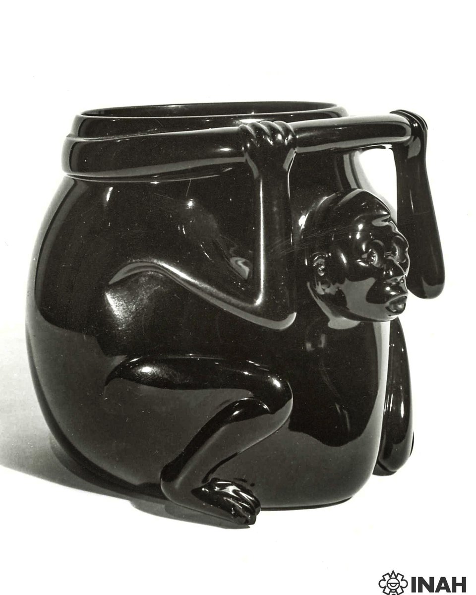 #PiezaDelDía 🐒 El mono de obsidiana de Texcoco

Esta vasija de obsidiana de 15 centímetros de altura es una de las piezas del Museo Nacional de Antropología más interesantes, considerada una de las obras maestras de la lapidaria prehispánica.

#MuseosINAH #MNA #Arqueología