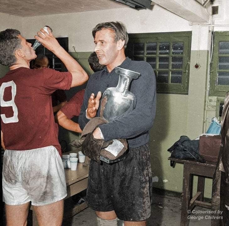 Lev Yashin após a conquista da Euro 1960. 🏆