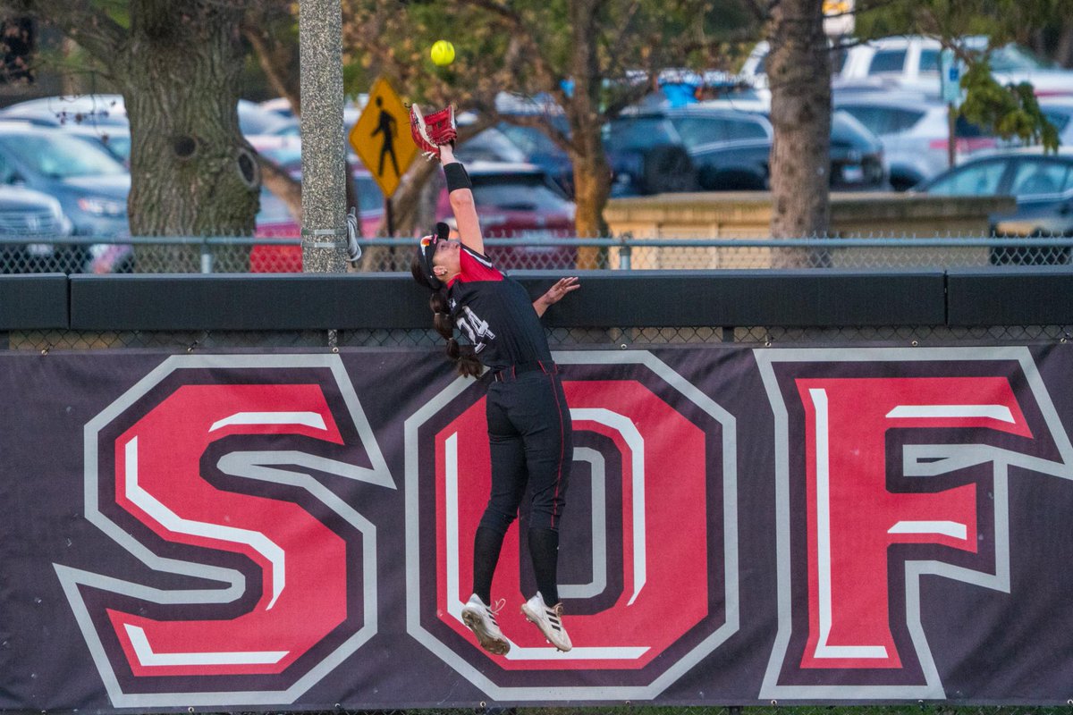 skylerkisellus's tweet photo. While yesterday's ending will stick in the minds of many, NIU fans shouldn't forget this snag by @katyramage1 to rob Northwestern of a go-ahead, three-run homer.

Here's a new shot of the play, captured perfectly by our photographer @ericmcmedia.

@NIUNorthernStar @NSSports_NIU https://t.co/UZvq6VWvbF