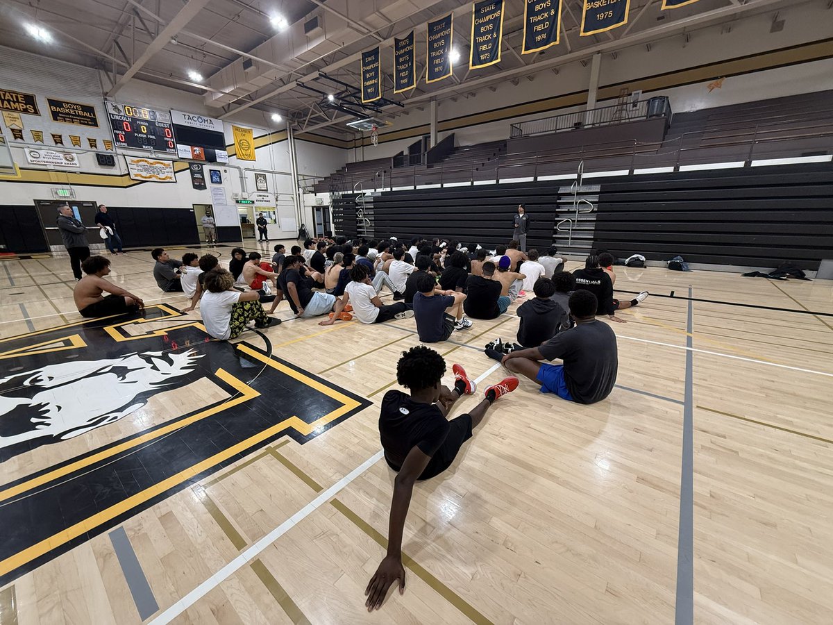 Lincoln Football Boosters 🎩 tweet media