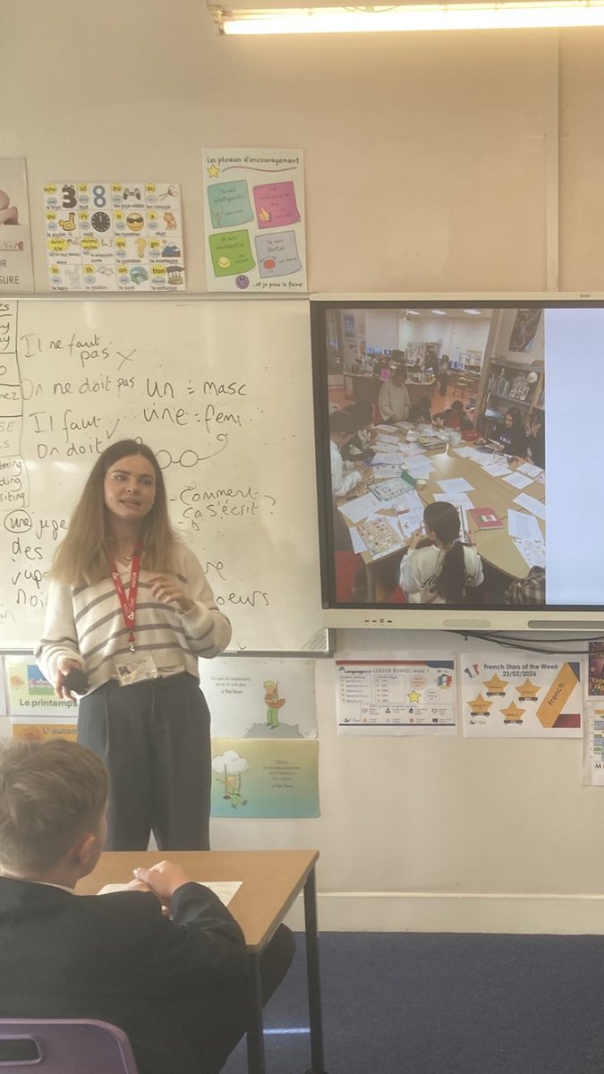 MCAlanguages_'s tweet image. Our lovely former French assistant Fanny came to see us this week to tell us all about the school she is now working in in France. It was so good to see her again.
#languagesfamily
#strongertogether
#plaisirderetrouver
🇫🇷🤩👌