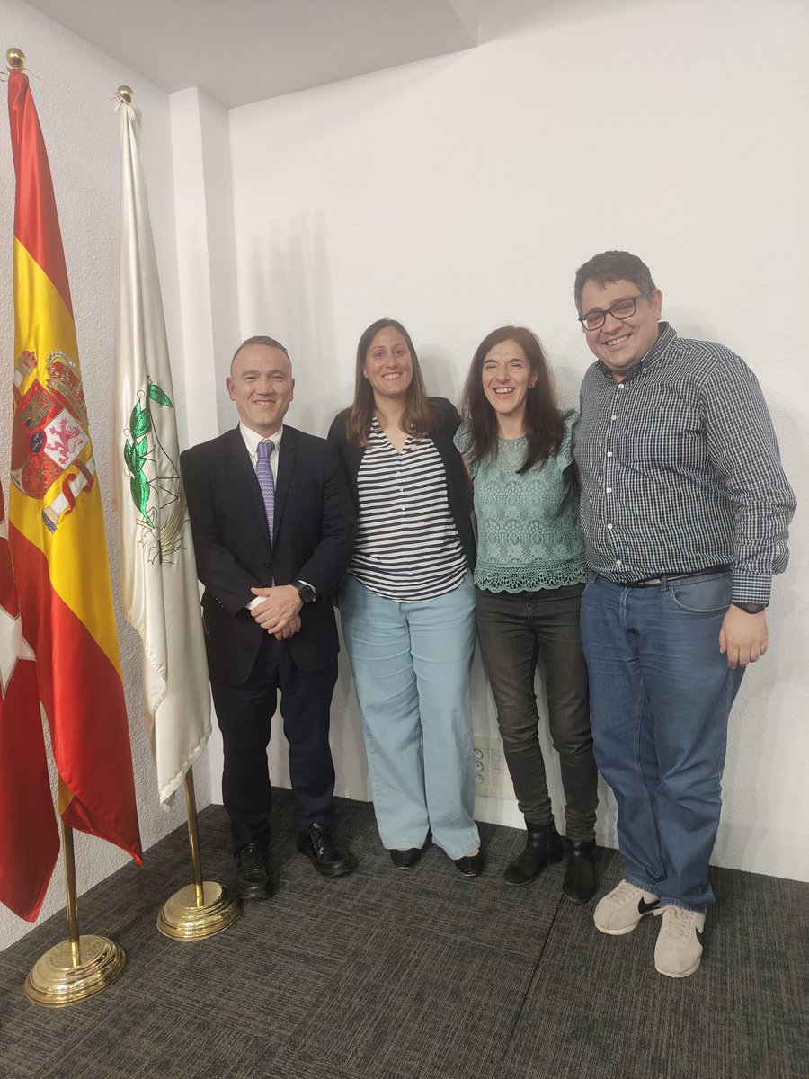 tayvs15's tweet photo. Gran coloquio abordando la violencia obstetrica,la importancia de la comunicación,la responsabilidad de los profesionales en brindar una atención excelente adaptando los recursos a cada situación (intérpretes,tecnología...)trato personalizado, respeto a la autonomía,planificación https://t.co/KJnWmSiERz