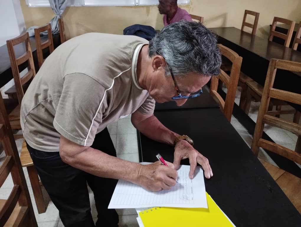 LuisFel07486070's tweet image. #LaPatriaSeDefiende Bajo la convicción de que #CubaVencerá los trabajadores de la #DGE dan su firma por la Patria.
@CubaMined @naimatrujillob @PartidoPCC @DiazCanelB @QueipoRuiz