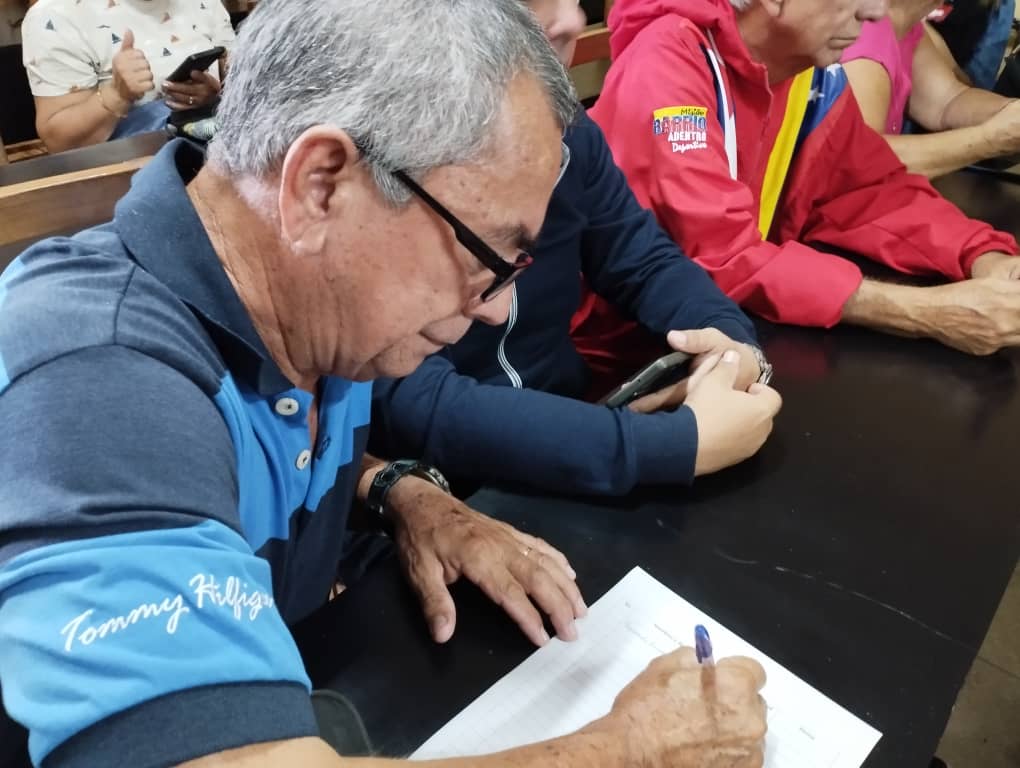 LuisFel07486070's tweet image. #LaPatriaSeDefiende Bajo la convicción de que #CubaVencerá los trabajadores de la #DGE dan su firma por la Patria.
@CubaMined @naimatrujillob @PartidoPCC @DiazCanelB @QueipoRuiz