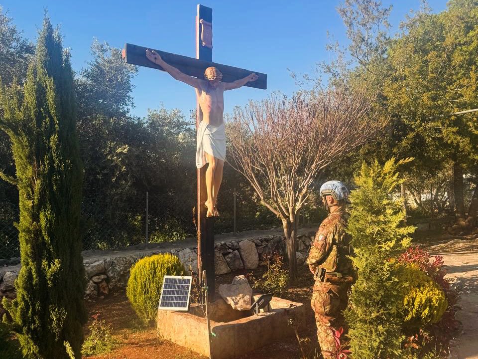 herqles_es's tweet image. 🇱🇧🇮🇹🇮🇱 | Militares italianos de UNIFIL reemplazan el crucifijo en Debel, Líbano, que fue destruido por un soldado israelí.