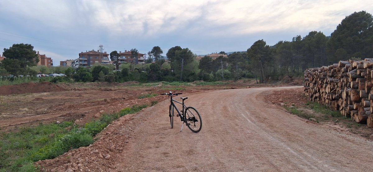 jairoalonso's tweet photo. Dia 22 de 30. Sembla maravellos el meu recorregut cap a la feina pels camins del darrer corridor biològic Garraf - Delta del Llobregat per celebrar el #diadelaterra. Pero està massa lluny de la realitat pel que avui està fent #Gavà amb el Pla de Ponent #AMBbici #30DiesAmbBici https://t.co/pGiLjNuFR1