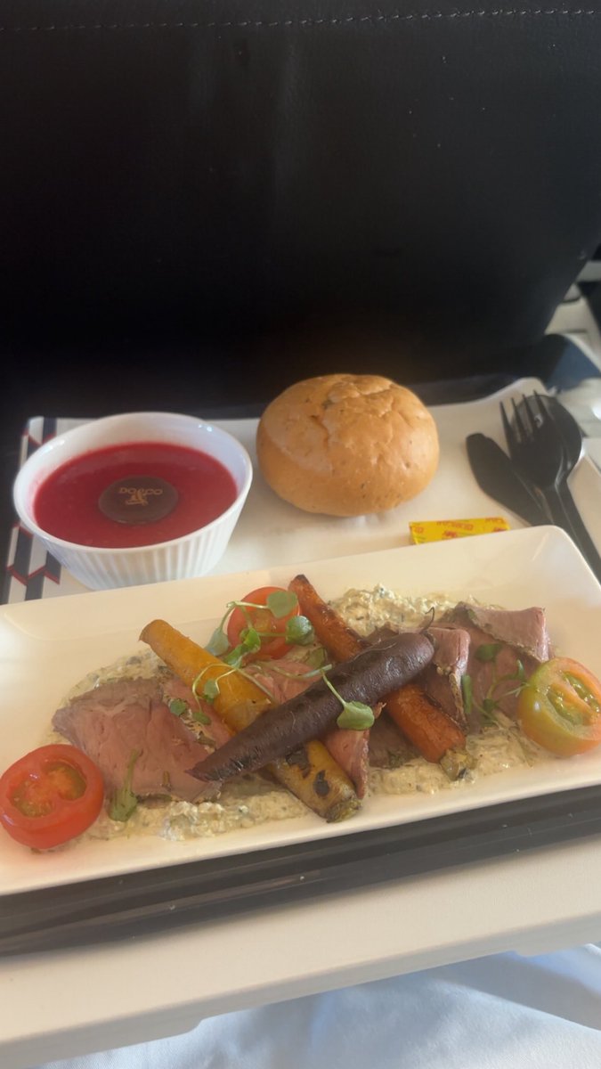 ShaneMcAuliffe1's tweet photo. #BackingBritish on this evening’s @British_Airways flight - British roast beef salad 💪🏻 https://t.co/z6hCvXTl7Y