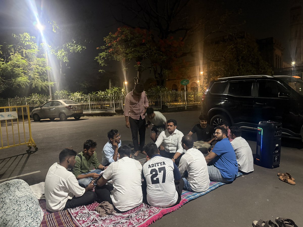 TheAnilkumarG94's tweet photo. काल कामानिमित्त नाशिक येथे होतो. तिथून पुणे कडे परत येत असताना आमचे विद्यार्थी नेते अक्षयजी कांबळे यांच्या नेतृत्वाखाली विद्यार्थ्यांनी सुरू केलेल्या अमरण उपोषणाची माहिती मिळताच, मध्यरात्रीच आंदोलनस्थळी भेट देऊन विद्यार्थ्यांच्या मागण्या समजून घेतल्या.

सावित्रीबाई फुले पुणे विद्यापीठ येथे नॅशनल स्टुडंट्स युनियन ऑफ इंडिया (NSUI) तर्फे 
दि.२२ एप्रिलपासून बेमुदत उपोषण व धरणे आंदोलन सुरू आहे. या आंदोलनात NSUI पुणे जिल्हाउपाध्यक्ष सिद्धांत जांभुळकर, महासचिव विकास अवचार आणि सचिव राहुल गुरधे हे उपोषणावर बसले आहेत.

दिवसभर आंदोलन सुरू असतानाही विद्यापीठ प्रशासनातील एकही अधिकारी संवाद साधण्यासाठी पुढे आलेला नाही. ही विद्यार्थ्यांप्रती असलेली गंभीर उदासीनता असून, ती अत्यंत निषेधार्ह आहे.

या आंदोलनातील प्रमुख मागण्या पुढीलप्रमाणे आहेत:

1) प्रवेश शुल्क ₹600 वरून ₹1000 ही वाढ विद्यार्थ्यांवर अन्यायकारक ओझं; तात्काळ रद्द करून ₹300 करावी.

2) “कमवा व शिका” मानधन ₹55 अपुरं आहे; किमान ₹80 करून विद्यार्थ्यांना दिलासा द्यावा.

3) एक्स्ट्रा क्रेडिट कोर्ससाठी ₹1500–₹2000 शुल्क, पण गुणात मोजणी नाही हा आर्थिक अन्याय; हे कोर्स ऐच्छिक करावेत.

विद्यार्थ्यांच्या हक्कासाठी सुरू असलेला हा लढा योग्य आणि न्याय्य आहे. मागण्या पूर्ण होईपर्यंत हा संघर्ष सुरूच राहील.✊

दिवसभर विद्यार्थी अन्न-पाण्यावाचून आपल्या हक्कासाठी झुंज देत आहेत… आणि पुण्यासारख्या शहरात सामान्य शेतकरी, वंचित बहुजनांच्या लेकरांच्या टाळूवरील लोणी खाणाऱ्या या विद्यापीठ प्रशासनाला अजूनही जाग येत नाही, ही अत्यंत वेदनादायक बाब आहे.

लवकरात लवकर जागे व्हा… अन्यथा काँग्रेस पक्ष या प्रशासनाची झोप उडवल्याशिवाय राहणार नाही…! ✊

@RahulGandhi जी @INCMaharashtra @INCHarshsapkal जी 
#NSUI #StudentProtest #FeeHike #PuneUniversity