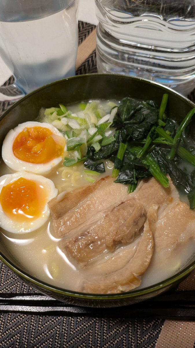 おはようございます♪　今朝は…
寿がきやラーメン🍜　　味玉、ほうれん草、叉焼トッピング🐣
#ラーメン　#寿がきや
　　　良き１日を〜💫