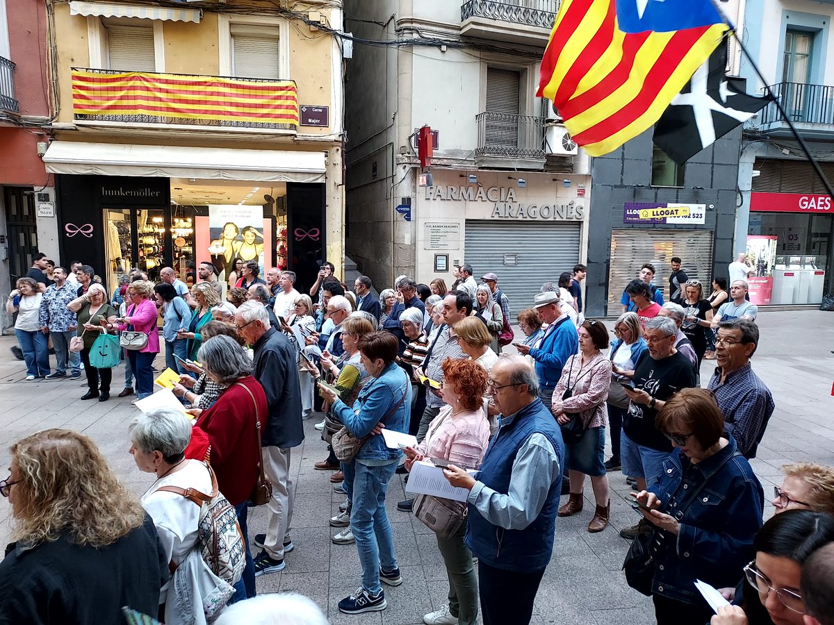 El Gernika i la Dama d' Elx no poden sortir de Madrid per anar als seus llocs d' origen. Però les pintures murals de Sixena sí que poden sortir de Barcelona, oi ministre <a href="/ernesturtasun/">Ernest Urtasun</a> ?
'Què volen aquesta gent'?
<a href="/CorPaeria/">Cor Plaça Paeria</a>