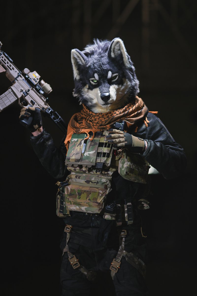 oldertank's tweet photo. #furry #fursuit #FursuitEveryday #FursuitFriday
同一套装备，我像个新兵蛋子， 右边是久经沙场的战士 https://t.co/iGFoehfz8G
