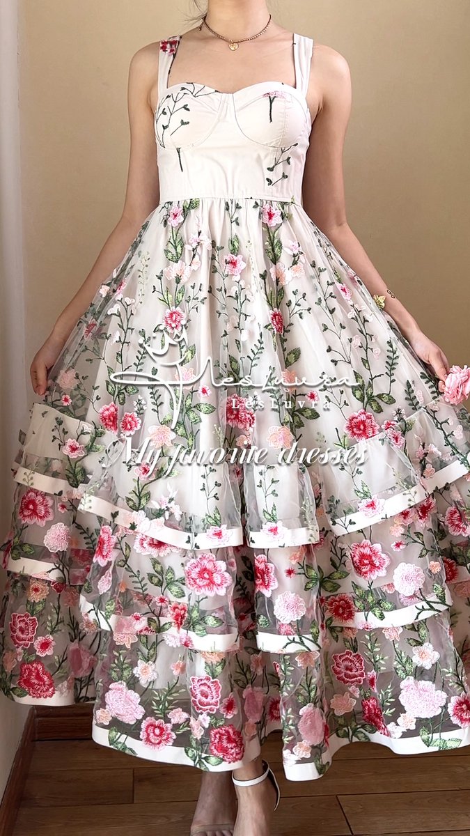LesLuvra's tweet image. An elegant flower dress for a red carpet event 
#LesLuvra #redcarpetdress #elegantlady #longdress #floweraldress
