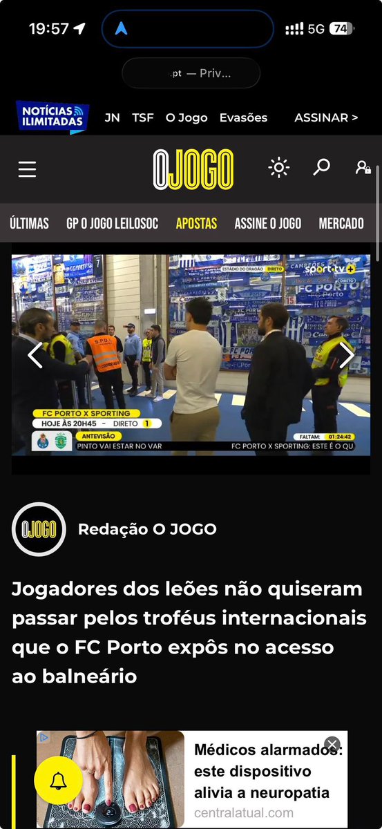Mais uma vez mal o Porto! Depois do cheiro intenso a lixivia colocam os troféus internacionais a um clube que sofre claramente de alergia!

Uma vergonha! O futebol português está Podre!