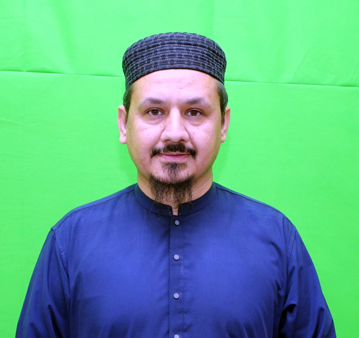 IIUIarabic's tweet photo. اختيار الأستاذ زاهد عبدالشاهد عضوًا في اللجنة الاستشارية للترجمة واللغات برئاسة الشؤون الدينية بالمسجد الحرام والمسجد النبوي
في إنجاز علمي ومهني متميز، تم اختيار الأستاذ زاهد عبدالشاهد، أستاذ اللغة العربية والمترجم في قسم المراسم بمكتب رئيس الجامعة الإسلامية العالمية بإسلام آباد، عضوًا في اللجنة الاستشارية للترجمة واللغات، ومستشارًا للغة الأردية برئاسة الشؤون الدينية بالمسجد الحرام والمسجد النبوي الشريف.
ويأتي هذا الاختيار تقديرًا لخبرته الواسعة في مجال الترجمة، وإسهاماته النوعية في خدمة اللغة العربية وتعزيز حضورها، حيث تُعنى اللجنة الاستشارية—وفق القرار الصادر—بالارتقاء بجودة الترجمات، وتوسيع نطاق إيصال رسالة المسجد الحرام والمسجد النبوي إلى مختلف أنحاء العالم.
وسيتولى الأستاذ زاهد، في إطار مهامه الجديدة، الإسهام في تطوير الترجمات الأردية للمحتوى الديني، ودعم المبادرات اللغوية الرقمية، إلى جانب تعزيز قنوات التواصل مع الجمهور الناطق باللغة الأردية عالميًا.
ويُعد هذا الاختيار انعكاسًا لكفاءته المهنية العالية، كما يجسد المكانة الأكاديمية المرموقة التي تحظى بها الجامعة الإسلامية العالمية بإسلام آباد في مجالات اللغة والترجمة.
يُذكر أن الأستاذ زاهد عبدالشاهد ضمن الأئمة والخطباء ضمن أساتذة الجامعة الذين يلقون خطب  الجمعة في المسجد المركزي بالحرم الجامعي الجديد بالتناوب، ويتمتع بخبرة واسعة في تدريس اللغة العربية، فضلًا عن جهوده المتواصلة في نشرها وتعزيزها في باكستان، بما يؤكد التزامه الراسخ بخدمة اللغة العربية والارتقاء بمستوى الترجمة.