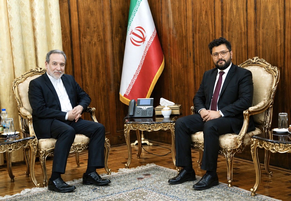 hamzayaqoob950's tweet image. Met with Abbas Araghchi today.

We had a deep discussion on resolving the ongoing conflict… and then I woke up.

Jokes aside — really hoping this situation de-escalates soon. The world needs stability more than ever.

#Peace #MiddleEast #Geopolitics #Iran #GlobalStability #Hope