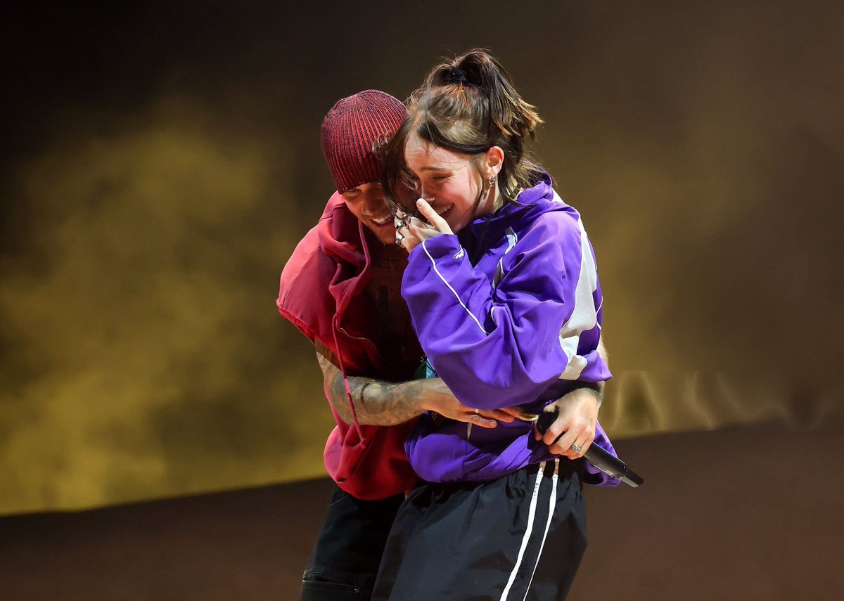 BillieEilishBR's tweet photo. Billie Eilish confirma que NÃO sabia que subiria ao palco do Coachella para ser a “One Less Lonely Girl” de Justin Bieber. 

Billie curtiu um post no Instagram a respeito de seu nome estar na set list e que ela não havia sido avisada. https://t.co/Z3WQMPNGUP