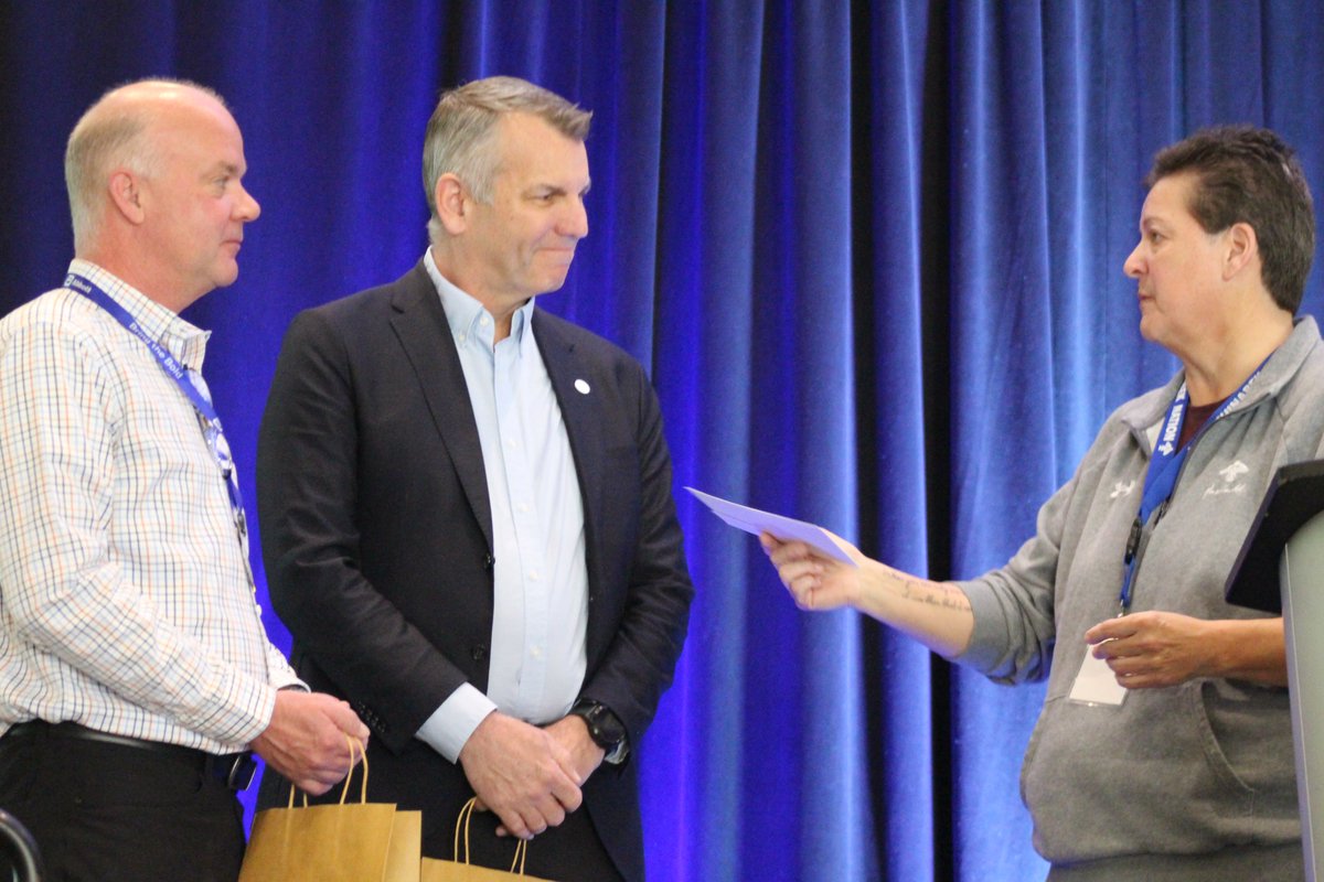 AnishNation's tweet image. Stephanie Peplinskie, Anishinabek Nation Community Health Programs Manager, presents a small token of appreciation to Gold Sponsors of the 4th Annual Diabetes Conference: Abbott Canada! #DiabetesAwareness #DiabetesCare