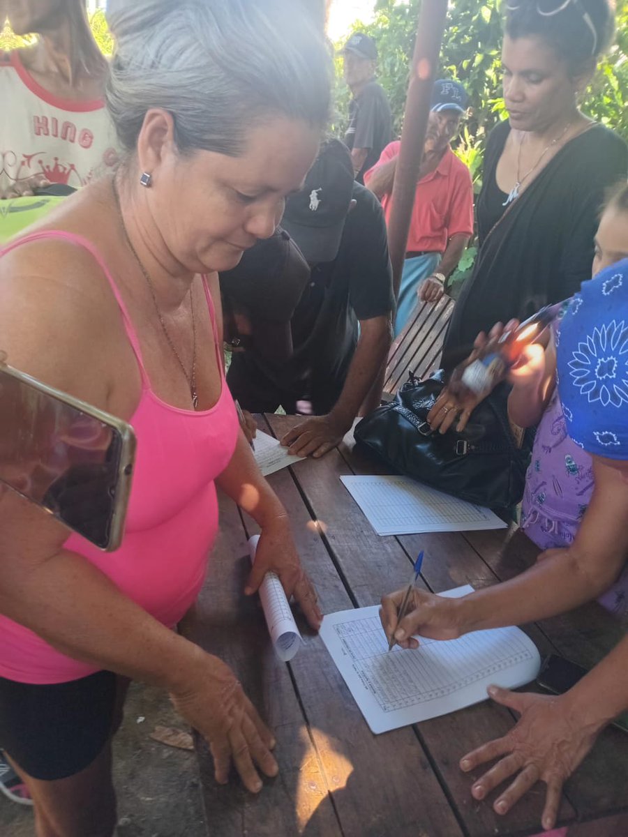MaraEle68135360's tweet photo. Intercambiar con Magnolia secretaria del Bloque 72 en Julia #Bayamo y además participar en el proceso Mi firma por la Patria nos motiva y entusiasma para seguir adelante.
#MujereEnRevolució
#ProvinciaGranma https://t.co/4xe1VdGct3