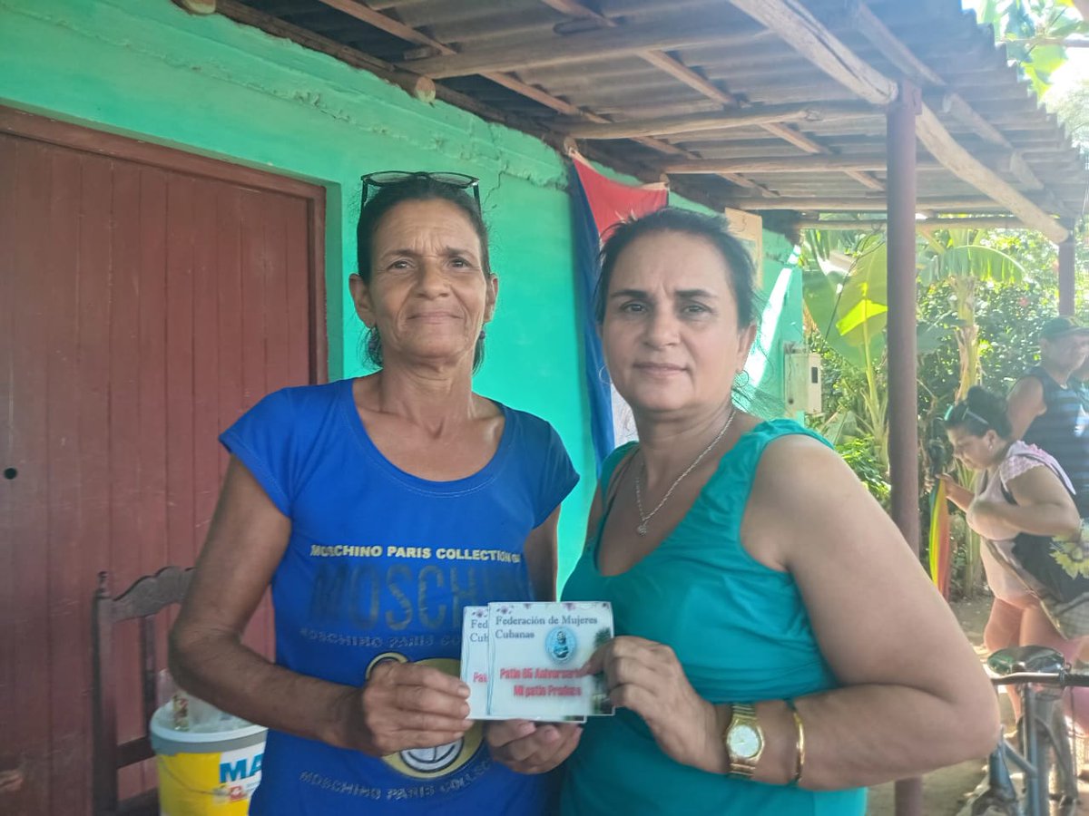 Intercambiar con Magnolia secretaria del Bloque 72 en Julia #Bayamo y además participar en el proceso Mi firma por la Patria nos motiva y entusiasma para seguir adelante.
#MujereEnRevolució
#ProvinciaGranma