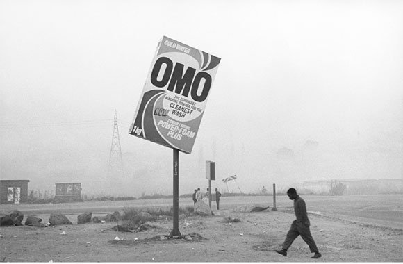HistorySAZAR's tweet photo. Winter in Tembisa, 1989. Credit: Santu Mofokeng https://t.co/lchqcc6KAt