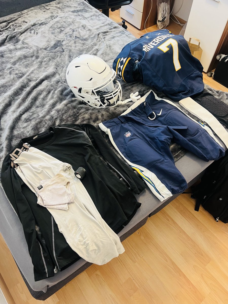 NoodlesShawty's tweet photo. My last first practice of the season 11 years pro time to give this last season all I got welcome to the last ride baby 💙🇩🇪🏈 Alhamdulillah 🤲🏿
#4leaf🍀 https://t.co/b3wm9pDgGW
