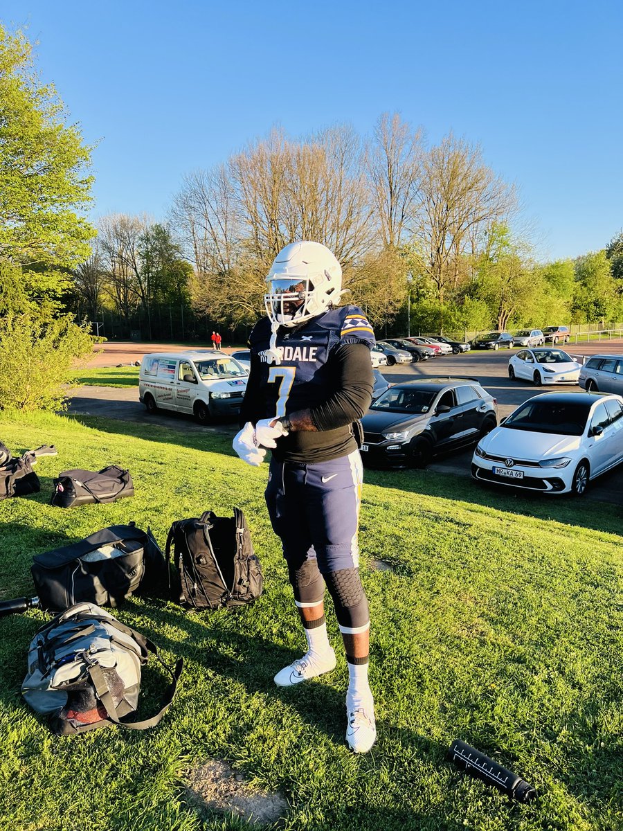 NoodlesShawty's tweet photo. My last first practice of the season 11 years pro time to give this last season all I got welcome to the last ride baby 💙🇩🇪🏈 Alhamdulillah 🤲🏿
#4leaf🍀 https://t.co/b3wm9pDgGW