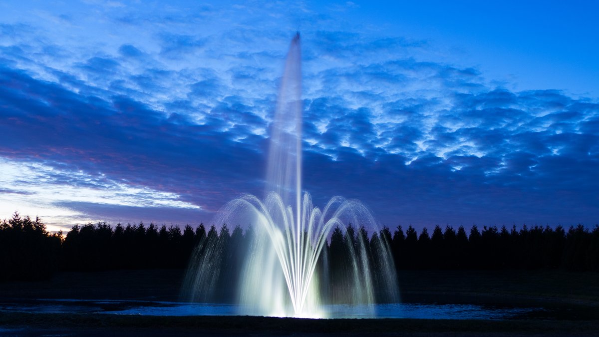 AquaControlInc's tweet photo. Cluster Arch and Sky Geyser
Two Pumps, One Display. Reaching tall heights and stretching out wide. Imagine having this fountain greet you after a long drive home. The fountain shown here was installed by Lone Star Fountains. We appreciate Lone Star Fountains outstanding work. https://t.co/jNTAYsYZhv
