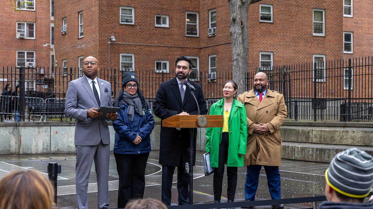 NYCHA's tweet image. 🌎 This #EarthDay, @NYCMayor and @NYCHA released our 2026 Sustainability Agenda, which will bring clean heat pumps to 20,000 apartments &amp;amp; expand solar, EV charging &amp;amp; more.

Lower costs, cleaner air &amp;amp; healthier homes for residents.

nyc.gov/mayors-office/…

#Sustainability #NYCHA