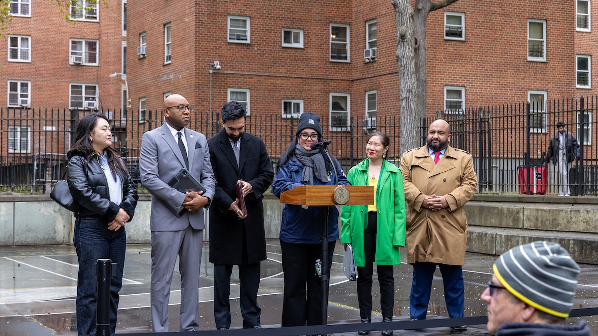 NYCHA's tweet image. 🌎 This #EarthDay, @NYCMayor and @NYCHA released our 2026 Sustainability Agenda, which will bring clean heat pumps to 20,000 apartments &amp;amp; expand solar, EV charging &amp;amp; more.

Lower costs, cleaner air &amp;amp; healthier homes for residents.

nyc.gov/mayors-office/…

#Sustainability #NYCHA