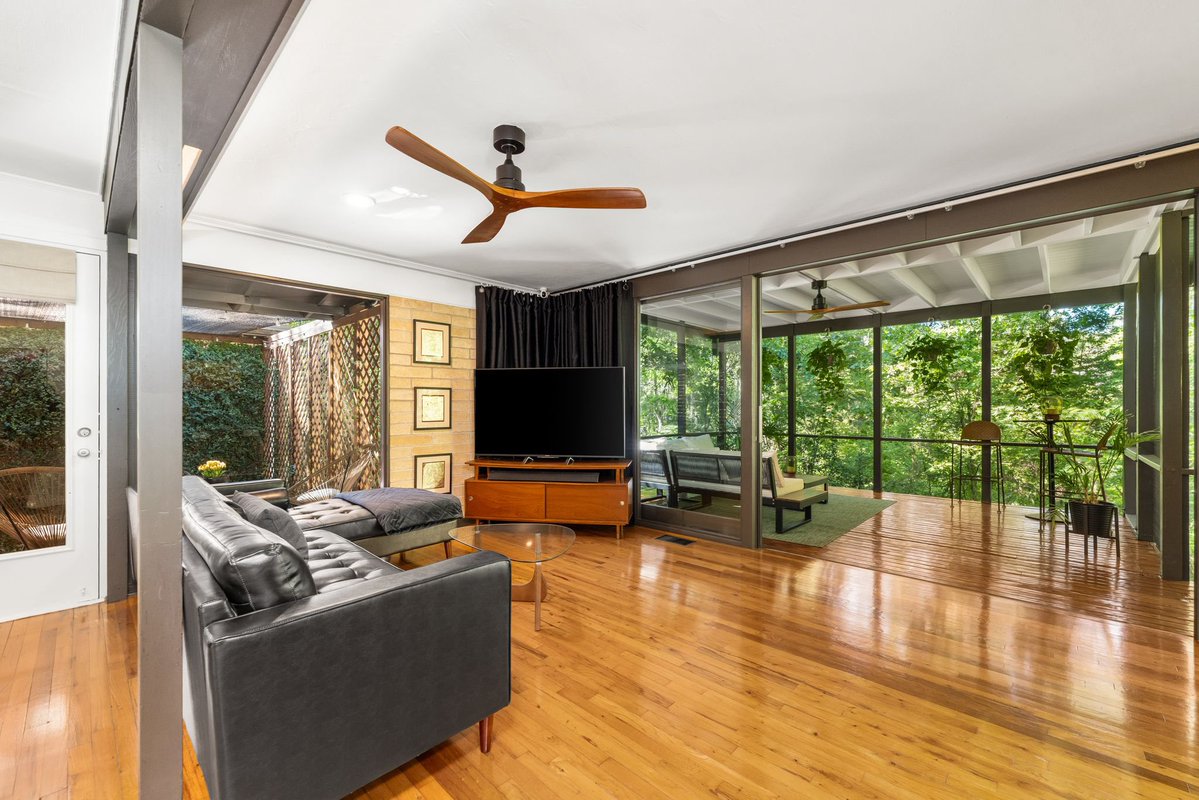 Zillow Gone Wild 🏡 tweet media