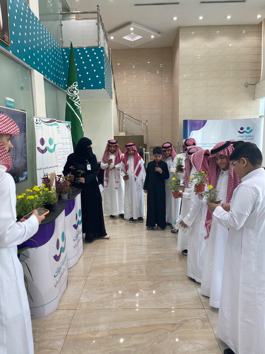 env_tabukvas's tweet photo. زار طلاب مدرسة عثمان بن عفان الأهلية مقر جمعية تبوك للعمل التطوعي كما شاركت الطلاب بمبادرة #يوم_الأرض حيث تم توزيع شتلات على الطلاب لترسيخ وتعريز مفهوم المحافظة على البيئة

#العمل_التطوعي 
@TabukVAs
#تبوك https://t.co/WPAvMygI8O