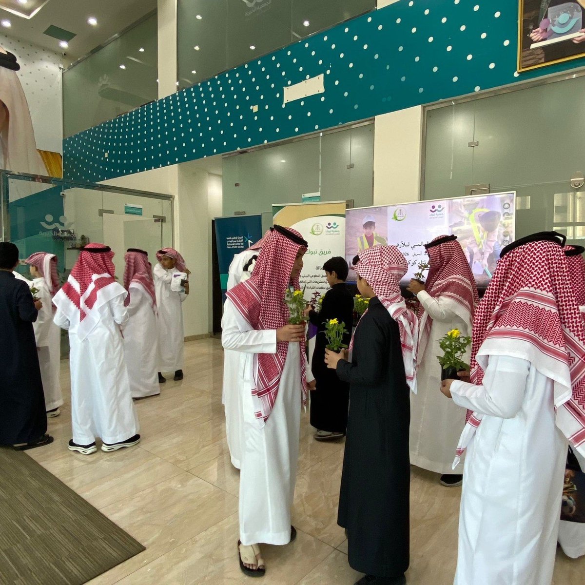 env_tabukvas's tweet photo. زار طلاب مدرسة عثمان بن عفان الأهلية مقر جمعية تبوك للعمل التطوعي كما شاركت الطلاب بمبادرة #يوم_الأرض حيث تم توزيع شتلات على الطلاب لترسيخ وتعريز مفهوم المحافظة على البيئة

#العمل_التطوعي 
@TabukVAs
#تبوك https://t.co/WPAvMygI8O