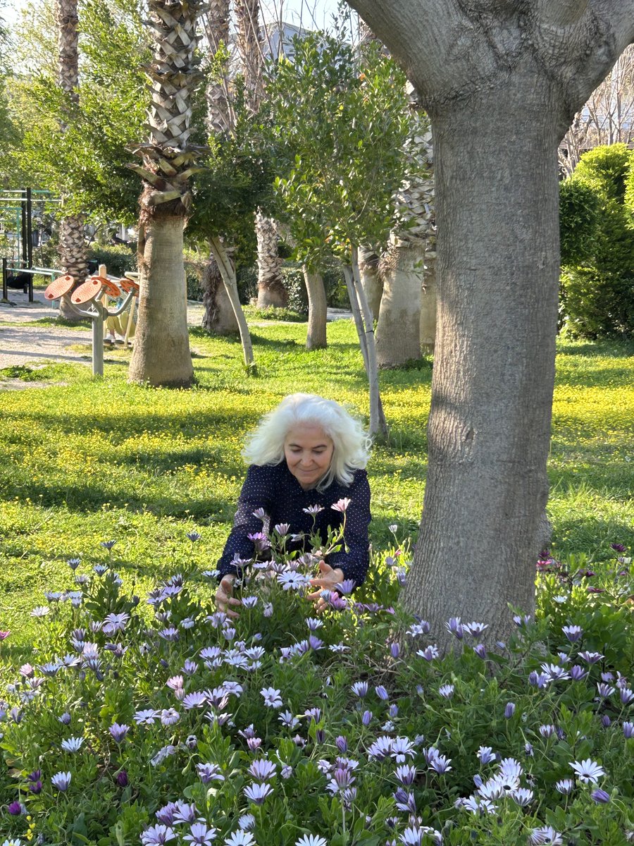 KokceGulay96935's tweet image. 1979’da,yine altı ülkenin (SSCB) Sovyetler Birliği İtalya,Irak,Romanya,
Bulgaristan’tan gelen çocukların katılmasıyla uluslararası boyuta taşınan milli bayramımız yabancı ülke çocuklarının da bu çoşkuya katılmasıyla büyük sevinçle kutlanmıştır.
Dünya’da çocuklarına hediye 
eden