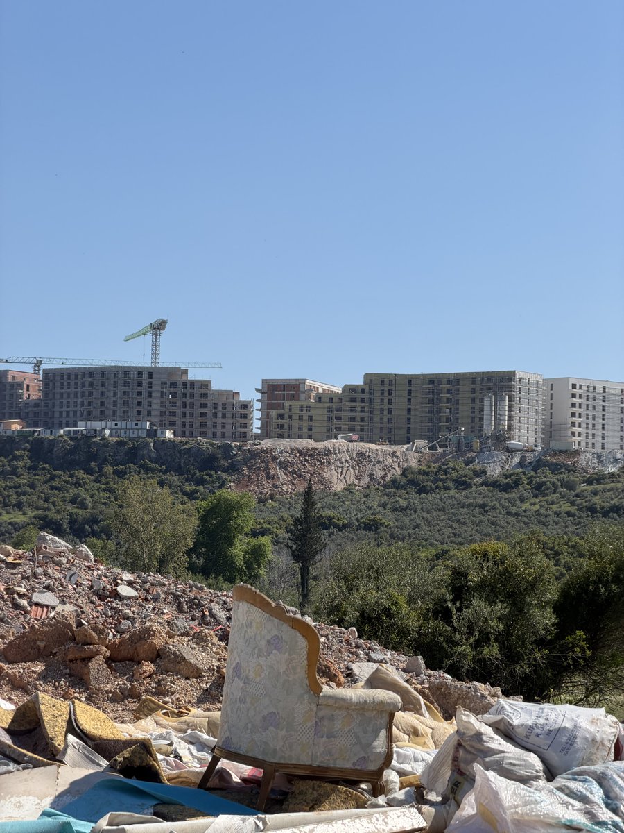 matvor's tweet photo. İnşaat toprağı falezlerden aşağı dökülmüş. Kimsenin umurunda değil. Önde görünen koltuk da doğaya atılmış bir koltuk takımı.
Ne çok severiz oysa şu güzel toprağı! 
Antalya Altıntaş https://t.co/CJmd9Om7cJ