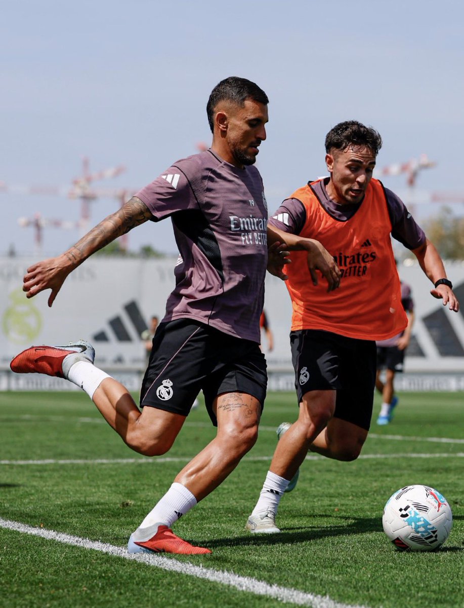 KING_4CL's tweet image. “Never quit — greatness demands grit.” 💪🔥 #donlosblancos #training #moment