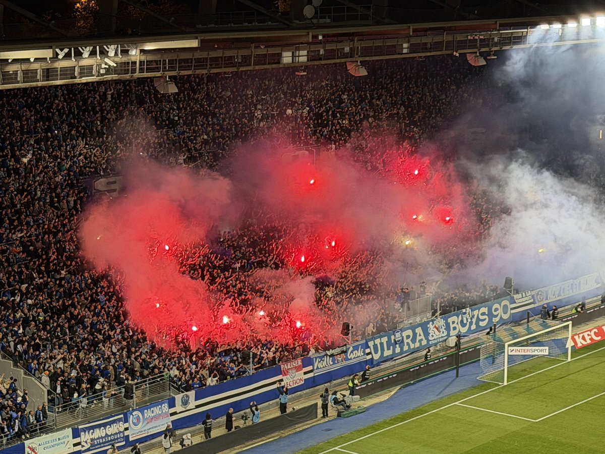 Mesli_Dounia's tweet image. Le craquage de la tribune ouest de La Meinau 🔥😍🧨 #RCSAOGCN #STRANICE #CDF