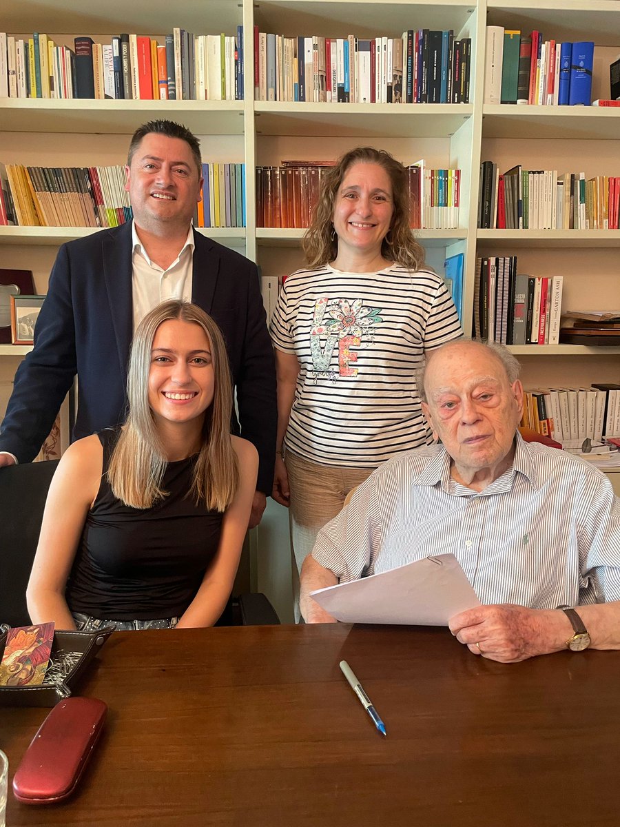 jordijanes's tweet photo. Per molt que vulguin trepitjar el llegat del President Pujol, per molt que tingueu un sistema judicial caduc i polititzar, la dignitat del president està molt per damunt vostre. #joambelpresident https://t.co/3dHG4Jk8j2