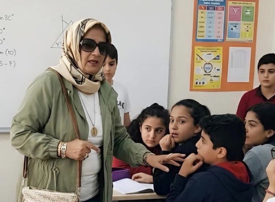 elonue's tweet photo. Ayla öğretmen insandı, 
Çocuklara ferasetin hesabını öğreten lakin kendi canını hesapsız ortaya koyan şaheser bir kalp sahibi. 
Lakin ışıltılı ahırında, yoga minderinin üzerinde karbon salarak kinini Ayla Öğretmenin başörtüsüne sıçratan bir açık büfe kromozom çocuğu bunu anlayamazdı . Kin kanserinin teşhise ihtiyacı yoktu.. @TC_icisleri 👇